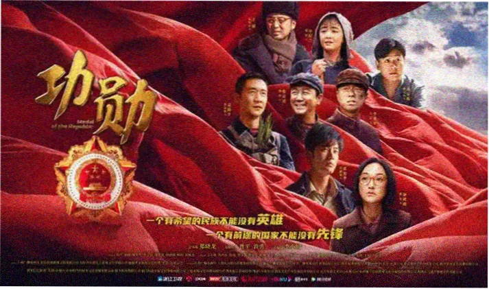 小型聚会围坐交流的场景
